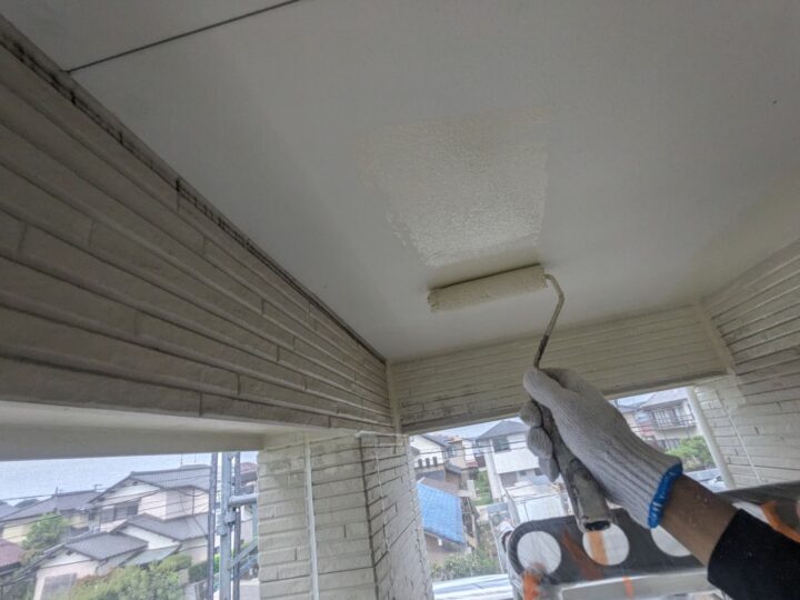 軒天/中塗り材を塗布する工程です。