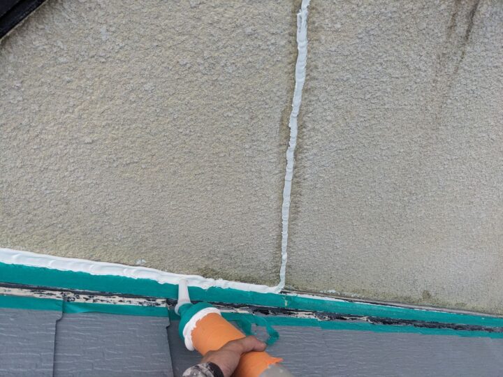 充填/防水機能のある素材を注入する工程です。