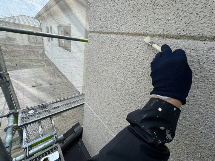 プライマー/下地材とシーリング材の密着性を良くする為にプライマー施工をしています。