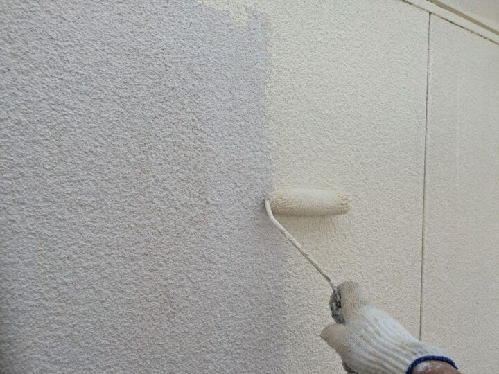 中塗り材を塗布する工程です。