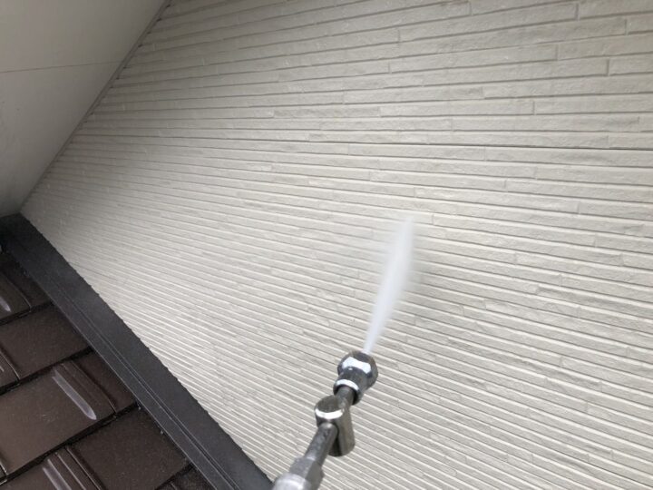 建物に付着した汚れや旧塗膜を落としました。