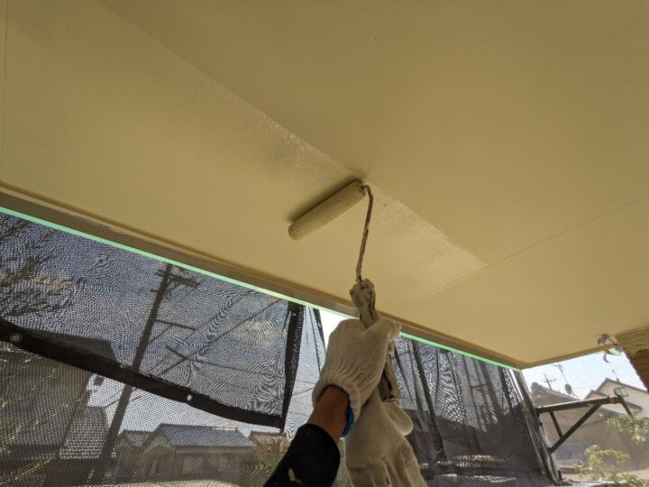 軒天/上塗り材を塗布する工程です。これで塗装の工程は完了です。