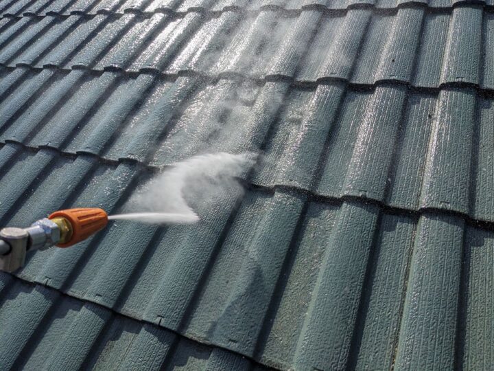 高圧洗浄/建物に付着した汚れや旧塗膜を落としました。