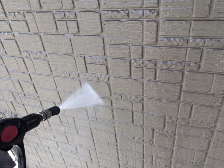 高圧洗浄/建物に付着した汚れや旧塗膜を落としました。