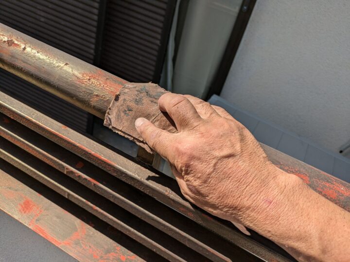 手摺/ケレン/汚れ、サビ、旧塗膜等を落とし塗料の付着をよくするための作業を行いました。