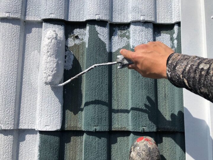 下塗り/塗装における最初の工程です。下塗り材には、上塗り材との密着を良くする役割があります。