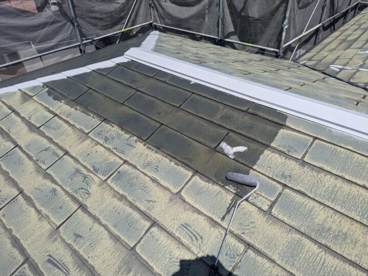 塗装における最初の工程です。下塗り材には、上塗り材との密着を良くする役割があります。