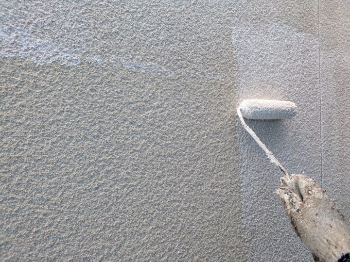 塗装における最初の工程です。下塗り材には、上塗り材との密着を良くする役割があります。