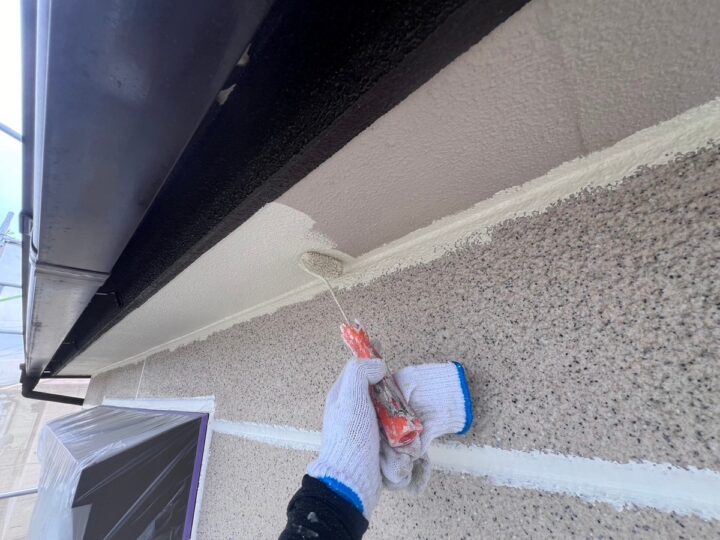 軒天中塗り/中塗り材を塗布する工程です。