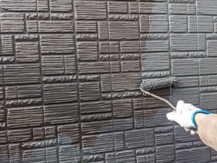 上塗り/上塗り材を塗布する工程です。これで塗装の工程は完了です。