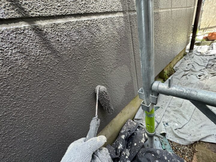 上塗り/上塗り材を塗布する工程です。これで塗装の工程は完了です。