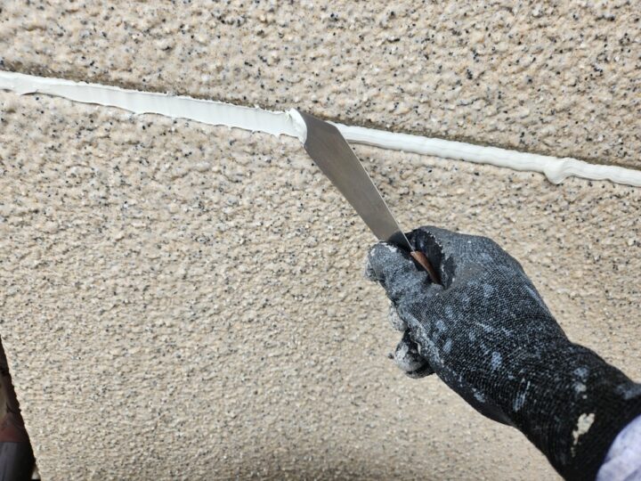 馴らし/シーリング充填した箇所を綺麗に整えています。