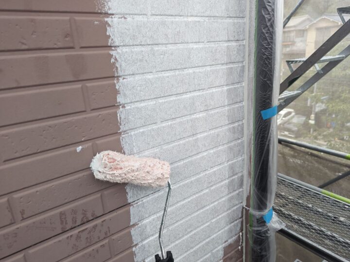 塗装における最初の工程です。下塗り材には、上塗り材との密着を良くする役割があります。