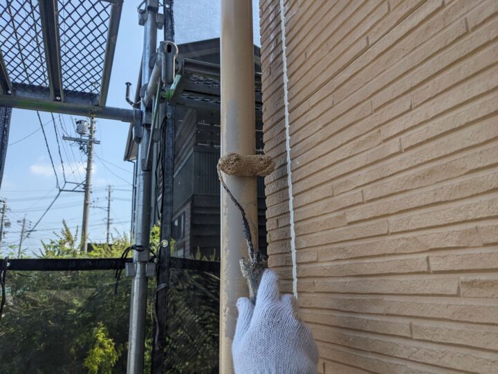 竪樋/上塗り材を塗布する工程です。これで塗装の工程は完了です。