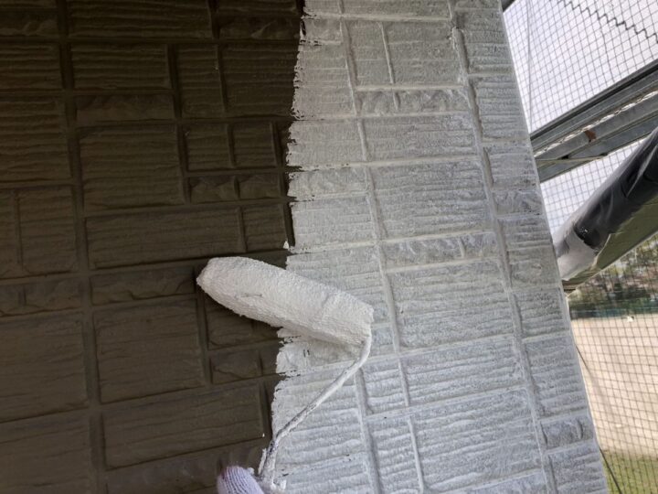 下塗り/塗装における最初の工程です。下塗り材には、上塗り材との密着を良くする役割があります。