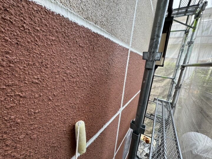 下塗り/塗装における最初の工程です。下塗り材には、上塗り材との密着を良くする役割があります。