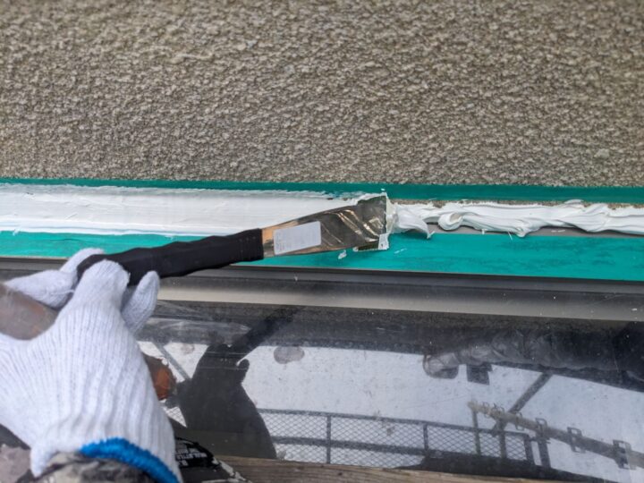 馴らし/シーリング充填した箇所を綺麗に整えています。