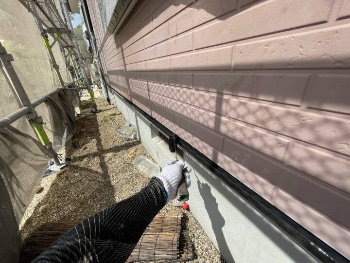 上塗り材を塗布する工程です。これで塗装の工程は完了です。