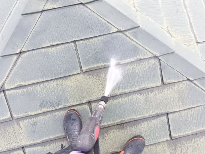 建物に付着した汚れや旧塗膜を落としました。