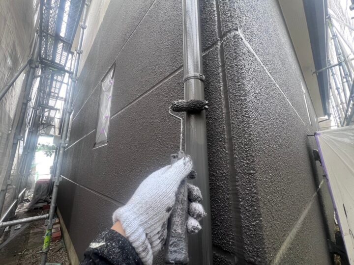 竪樋上塗り/上塗り材を塗布する工程です。これで塗装の工程は完了です。