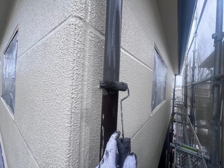 竪樋中塗り/中塗り材を塗布する工程です。