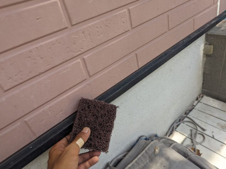 汚れ、サビ、旧塗膜等を落とし塗料の付着をよくするための作業を行いました。