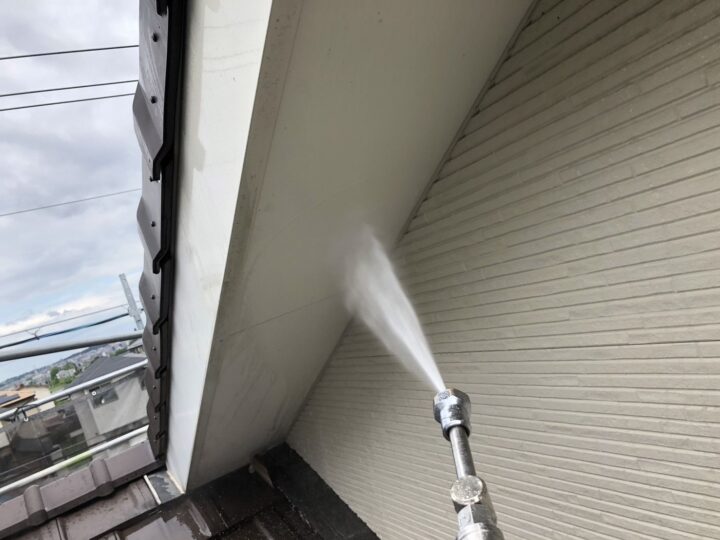 軒天/建物に付着した汚れや旧塗膜を落としました。