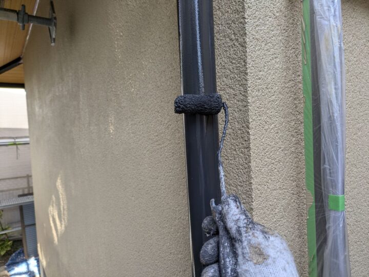 竪樋/上塗り/上塗り材を塗布する工程です。これで塗装の工程は完了です。