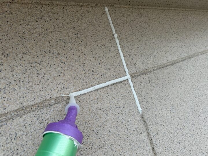 充填/防水機能のある素材を注入する工程です。