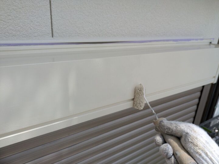 上塗り材を塗布する工程です。これで塗装の工程は完了です。