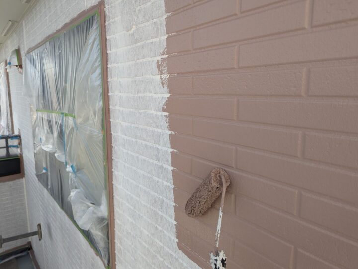 中塗り材を塗布する工程です。