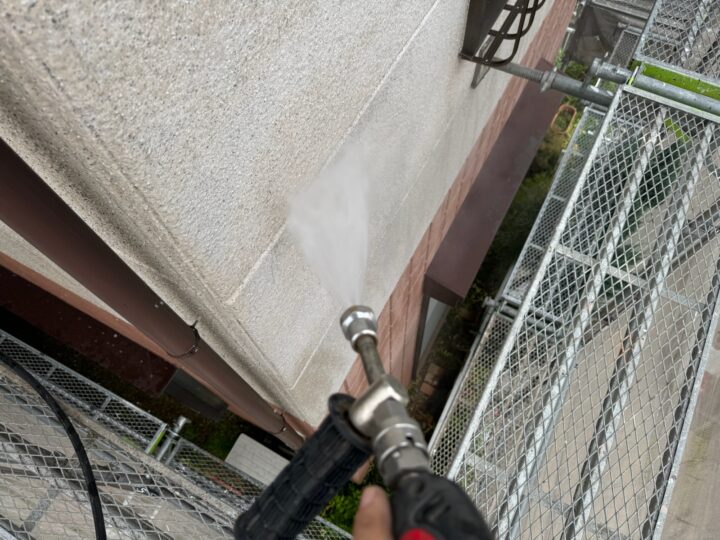高圧洗浄/建物に付着した汚れや旧塗膜を落としました。