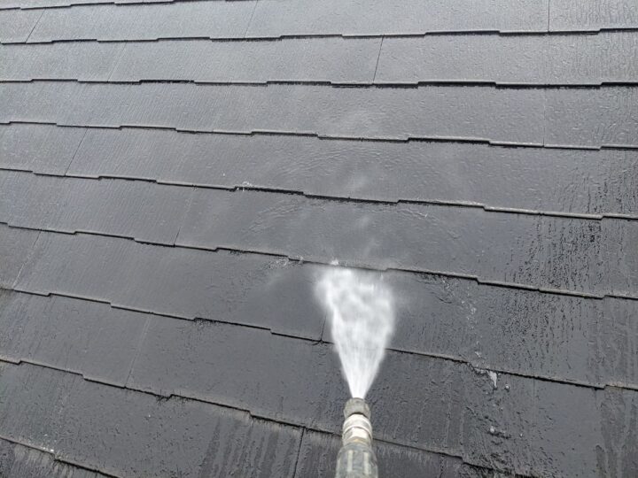 高圧洗浄/建物に付着した汚れや旧塗膜を落としました。