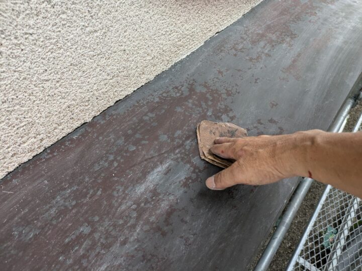 庇板金/ケレン/汚れ、サビ、旧塗膜等を落とし塗料の付着をよくするための作業を行いました。