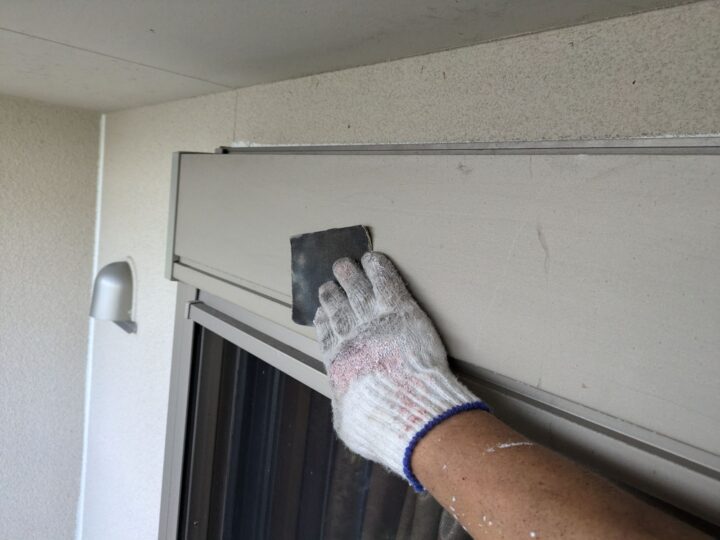 汚れ、サビ、旧塗膜等を落とし塗料の付着をよくするための作業を行いました。