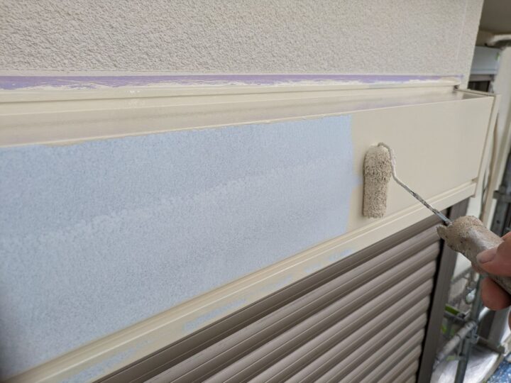 中塗り材を塗布する工程です。