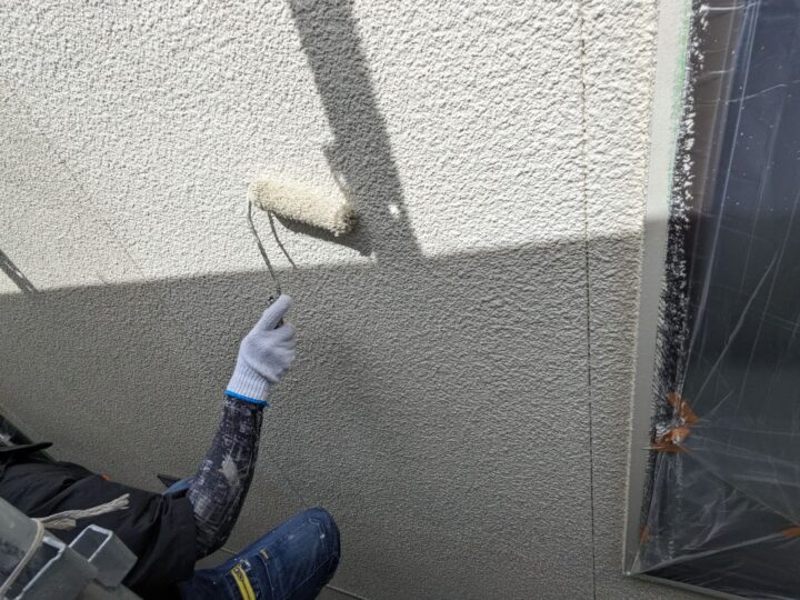 上塗り/上塗り材を塗布する工程です。これで塗装の工程は完了です。