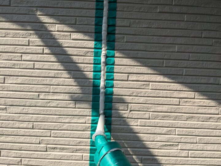 防水機能のある素材を注入する工程です。