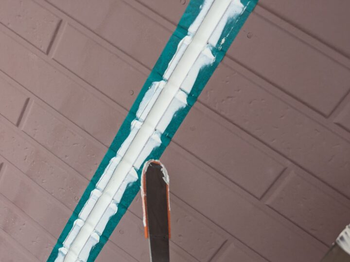 シーリング充填した箇所を綺麗に整えています。