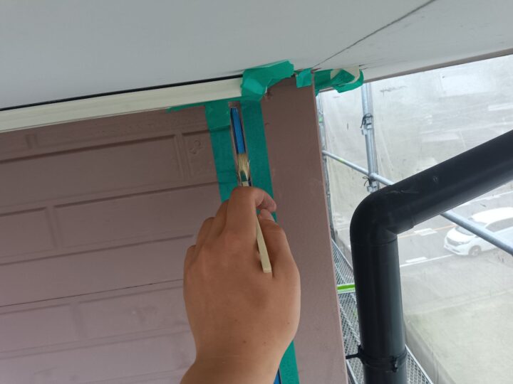 下地材とシーリング材の密着性を良くする為にプライマー施工をしています。