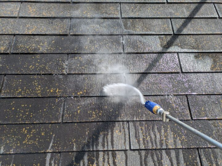 建物に付着した汚れや旧塗膜を落としました。