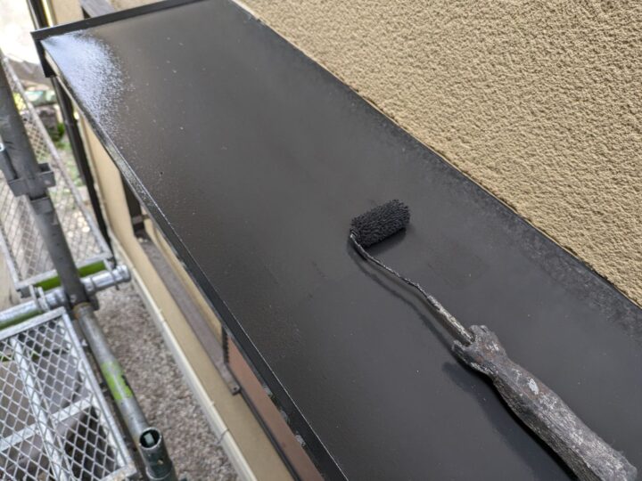 庇板金/上塗り/上塗り材を塗布する工程です。これで塗装の工程は完了です。