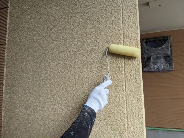 下塗り/塗装における最初の工程です。下塗り材には、上塗り材との密着を良くする役割があります。