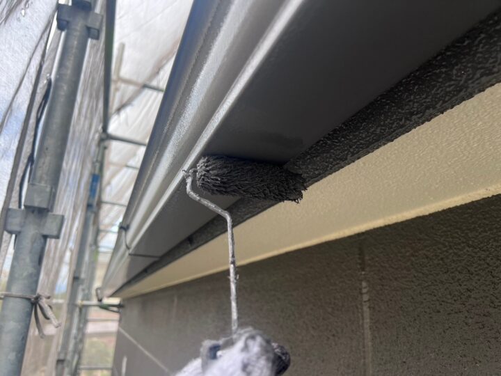 軒樋中塗り/中塗り材を塗布する工程です。