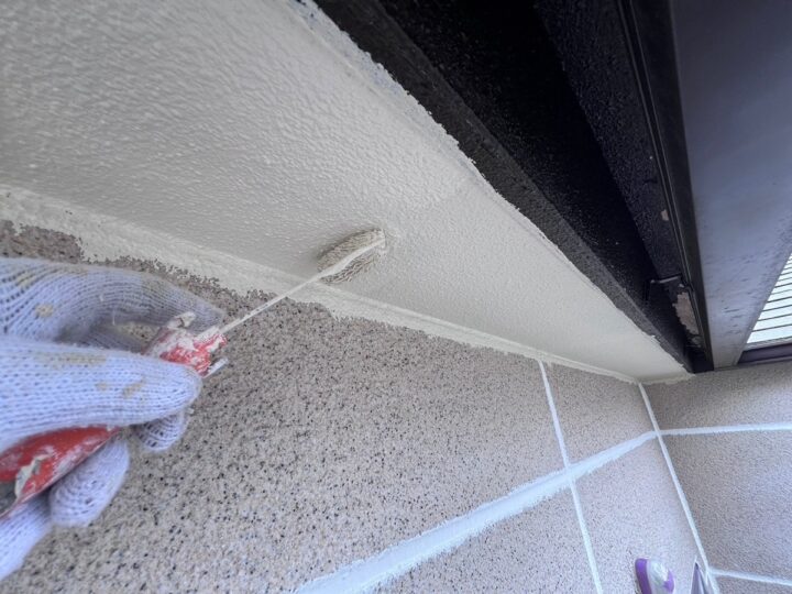 軒天上塗り/上塗り材を塗布する工程です。これで塗装の工程は完了です。