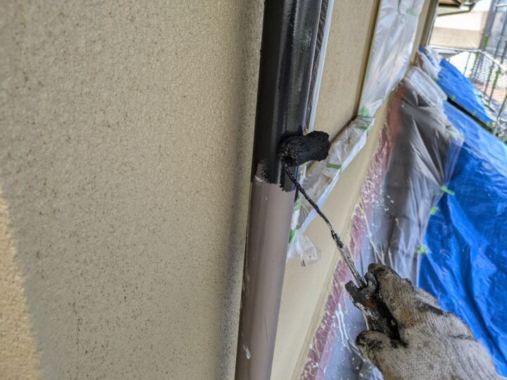 竪樋/中塗り/中塗り材を塗布する工程です。