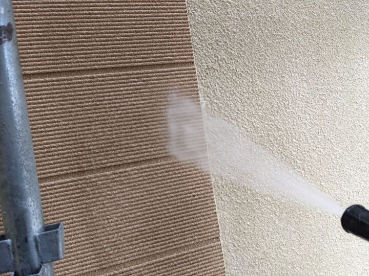 高圧洗浄/建物に付着した汚れや旧塗膜を落としました。