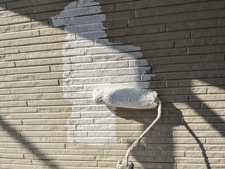 塗装における最初の工程です。下塗り材には、上塗り材との密着を良くする役割があります。