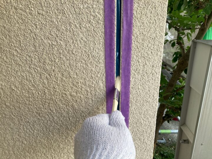 下地材とシーリング材の密着性を良くする為にプライマー施工をしています。