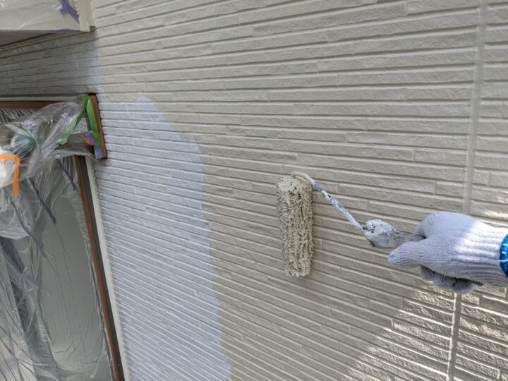 中塗り材を塗布する工程です。